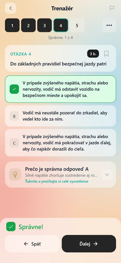Trenažér v aplikácii AutoTeória SK: 20 z 20 správnych odpovedí, otázka o brzdnej dráhe a rozbalené vysvetlenie.